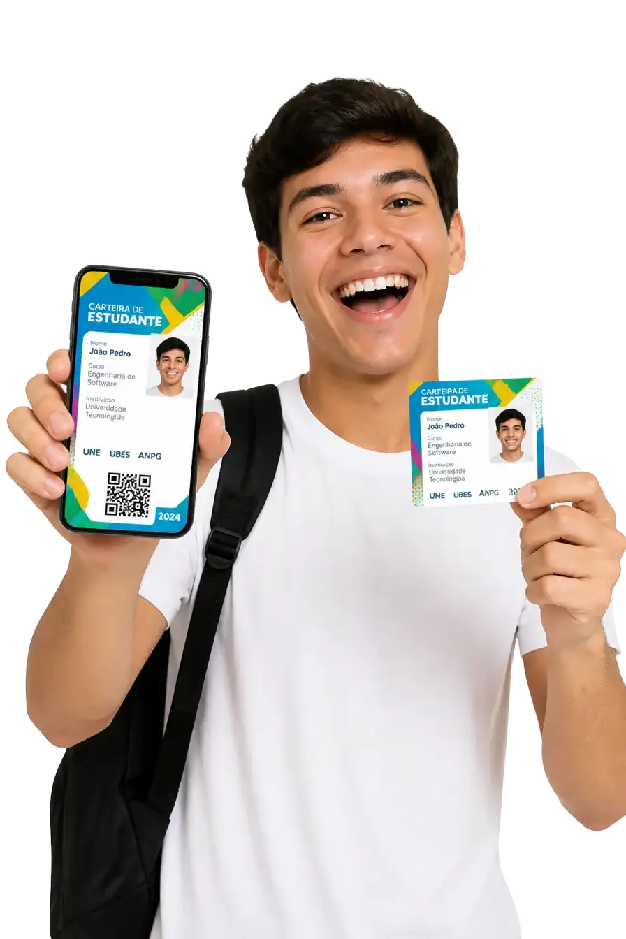 Estudante sorrindo segurando carteira de estudante digital e física